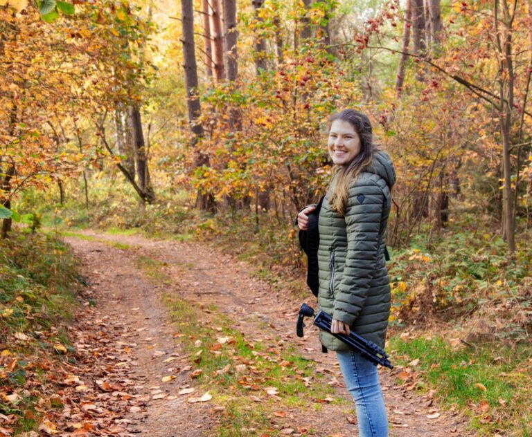 Zahnärztin Anna Bölter bei einem Portraitfoto in herbstlicher Waldlandschaft
